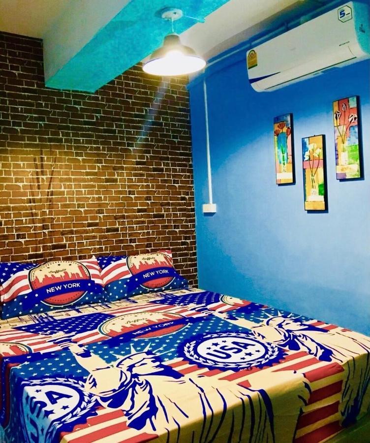 Vr Hostel สะพานควาย Bangkok Esterno foto
